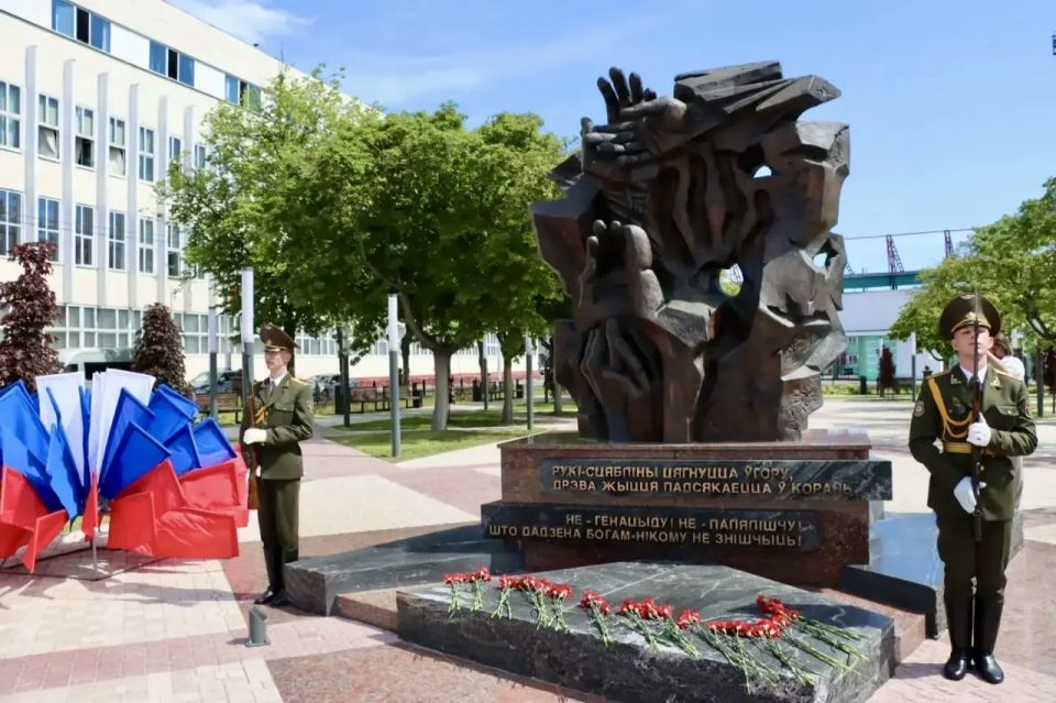 На площади Восстания участники V Регионального бизнес-форума «Гомель-Брянск» возложили цветы к мемориалу жертвам геноцида белорусского народа