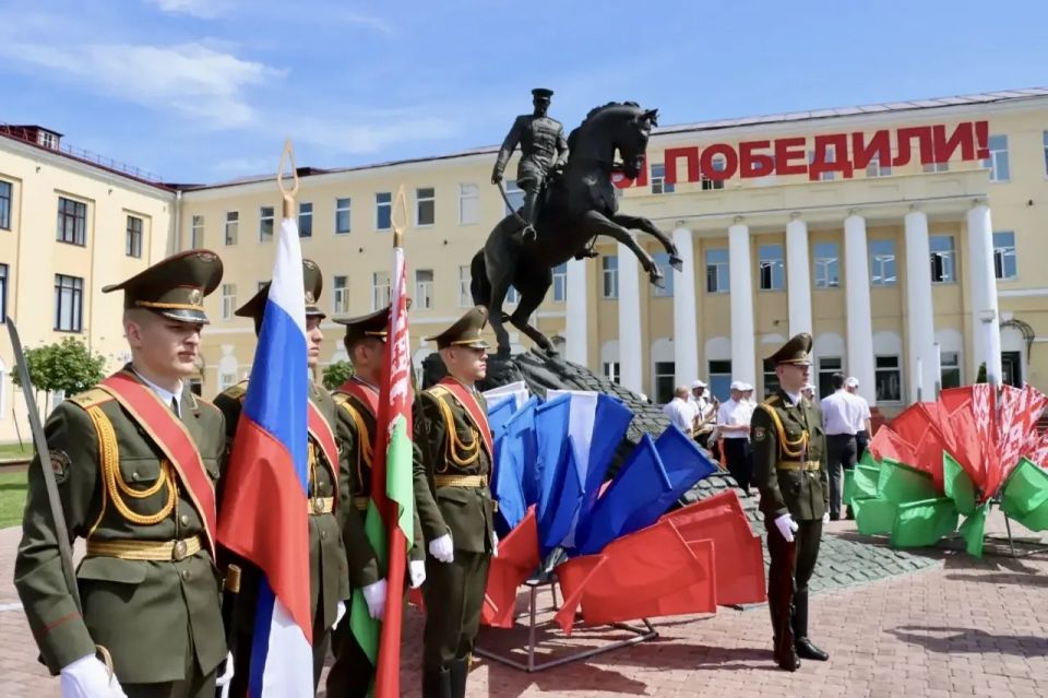 На площади Восстания участники V Регионального бизнес-форума «Гомель-Брянск» возложили цветы к мемориалу жертвам геноцида белорусского народа На площади Восстания участники V Регионального бизнес-форума «Гомель-Брянск» возложили цветы к мемориалу жертвам геноцида белорусского народа