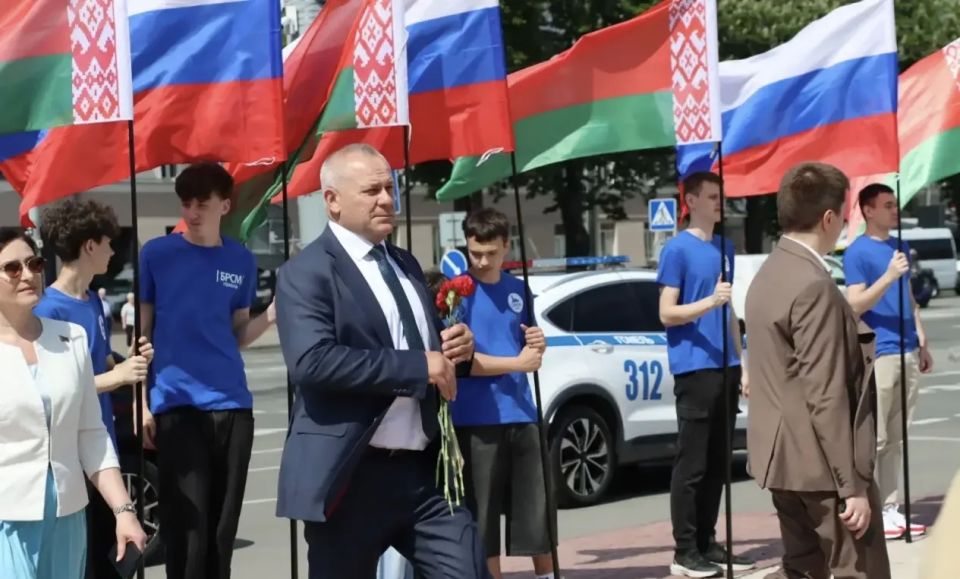 На площади Восстания участники V Регионального бизнес-форума «Гомель-Брянск» возложили цветы к мемориалу жертвам геноцида белорусского народа На площади Восстания участники V Регионального бизнес-форума «Гомель-Брянск» возложили цветы к мемориалу жертвам геноцида белорусского народа