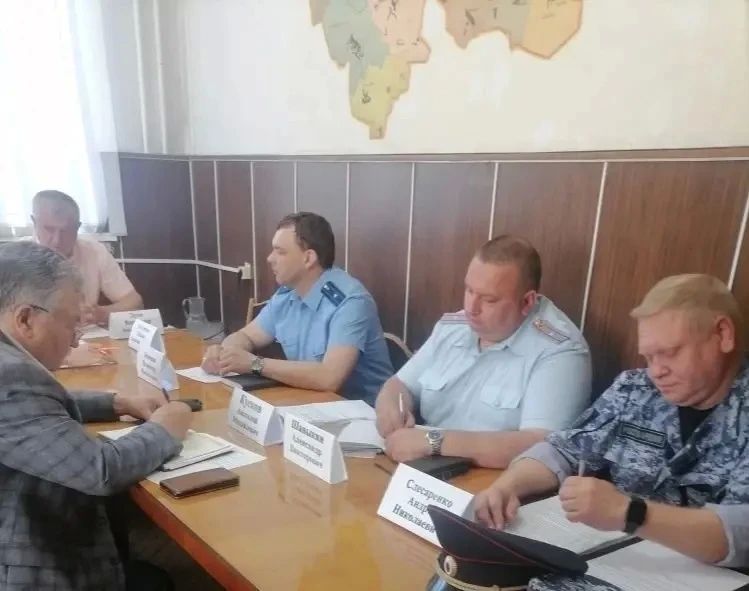 Сегодня в администрации Унечского района, под председательством главы администрации, председателя антитеррористической комиссии Дуда В.А. при участии прокурора Унечского района Зимонина В.Н. состоялось внеочередное ... Сегодня в администрации Унечского района, под председательством главы администрации, председателя антитеррористической комиссии Дуда В.А. при участии прокурора Унечского района Зимонина В.Н. состоялось внеочередное ...