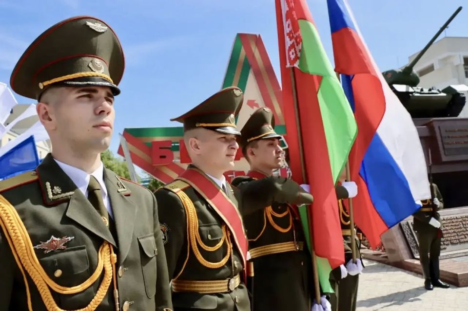 На площади Восстания участники V Регионального бизнес-форума «Гомель-Брянск» возложили цветы к мемориалу жертвам геноцида белорусского народа На площади Восстания участники V Регионального бизнес-форума «Гомель-Брянск» возложили цветы к мемориалу жертвам геноцида белорусского народа