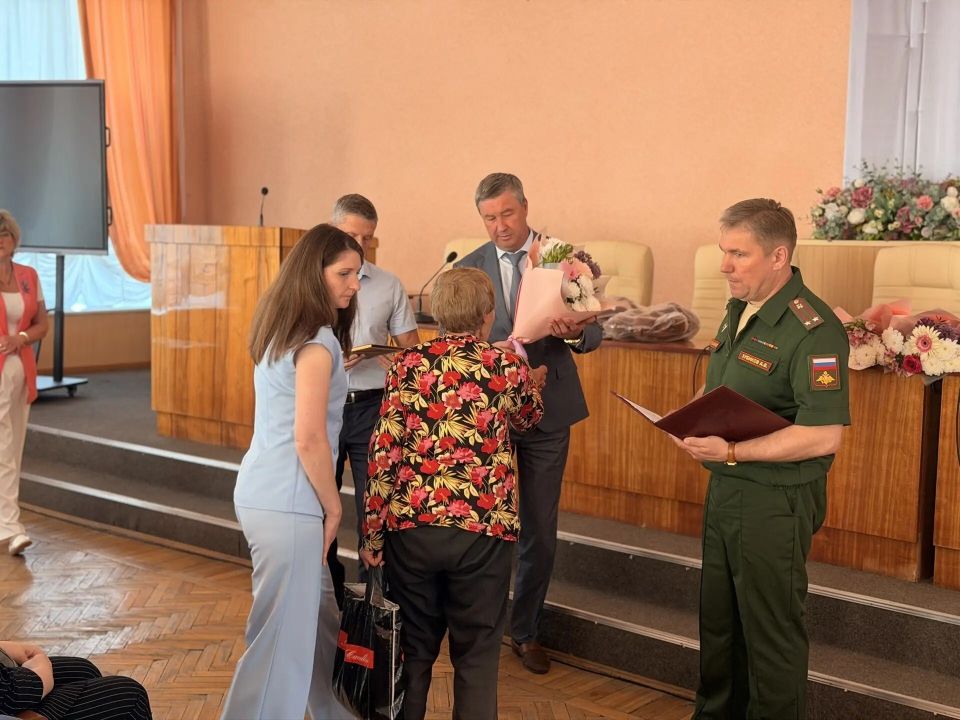 Сегодня, 22 мая 2026 года, глава города Клинцы О.П. Шкуратов, глава Клинцовской городской администрации С.Ю. Евтеев и военный комиссар города Клинцы, Клинцовского, Гордеевского и Красногорского районов А.Е. Зубиков вручили... Сегодня, 22 мая 2026 года, глава города Клинцы О.П. Шкуратов, глава Клинцовской городской администрации С.Ю. Евтеев и военный комиссар города Клинцы, Клинцовского, Гордеевского и Красногорского районов А.Е. Зубиков вручили...
