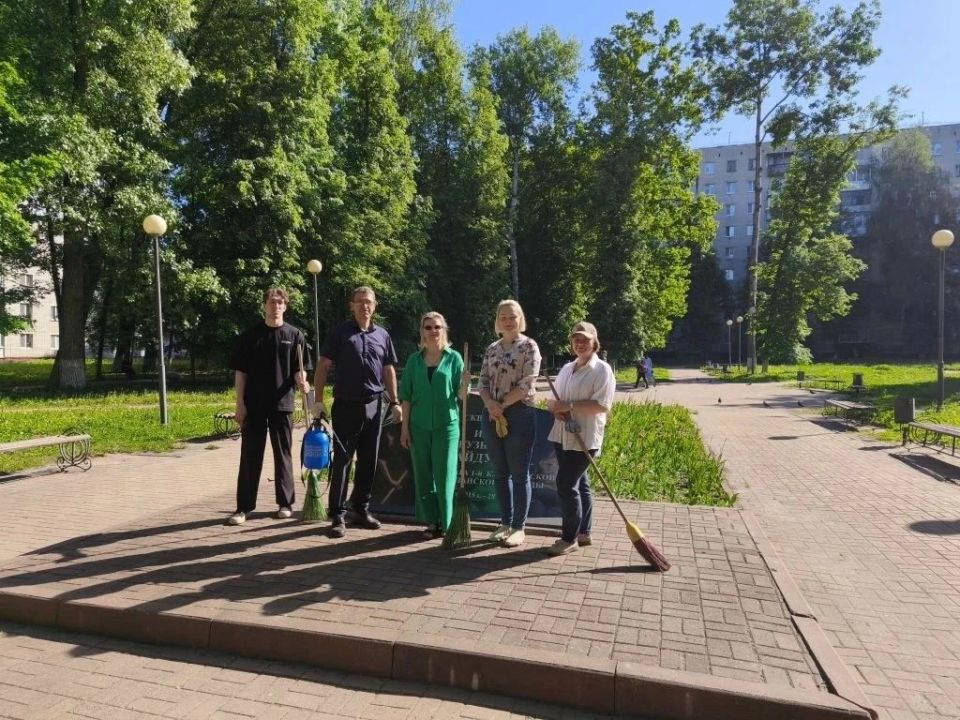 Сегодня сотрудники регионального департамента внутренней политики в рамках санитарной пятницы навели порядок в сквере И.К. Гайдукова в Брянске