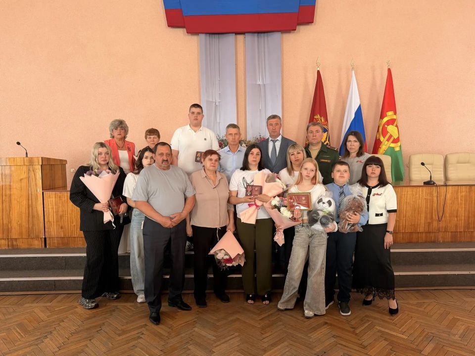 Сегодня, 22 мая 2026 года, глава города Клинцы О.П. Шкуратов, глава Клинцовской городской администрации С.Ю. Евтеев и военный комиссар города Клинцы, Клинцовского, Гордеевского и Красногорского районов А.Е. Зубиков вручили... Сегодня, 22 мая 2026 года, глава города Клинцы О.П. Шкуратов, глава Клинцовской городской администрации С.Ю. Евтеев и военный комиссар города Клинцы, Клинцовского, Гордеевского и Красногорского районов А.Е. Зубиков вручили...