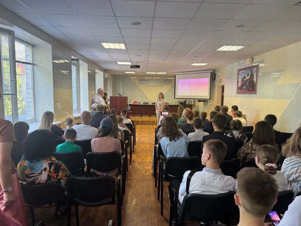 В Брянске наградили победителей конкурса «Безопасность на железной дороге» 21 мая состоялась торжественная церемония награждения победителей и призёров регионального конкурса творческих работ «Безопасность на железной... В Брянске наградили победителей конкурса «Безопасность на железной дороге» 21 мая состоялась торжественная церемония награждения победителей и призёров регионального конкурса творческих работ «Безопасность на железной...