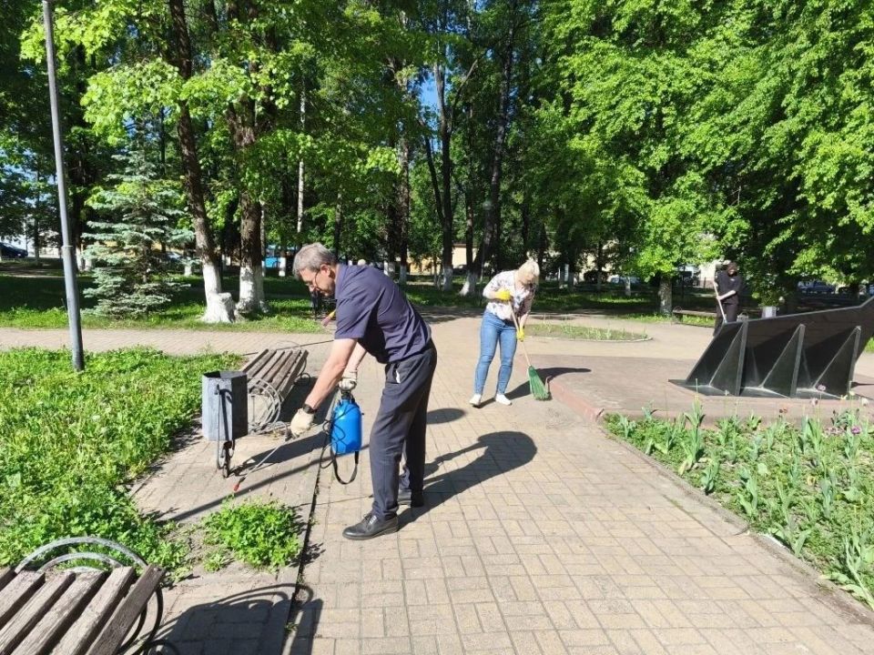 Сегодня сотрудники регионального департамента внутренней политики в рамках санитарной пятницы навели порядок в сквере И.К. Гайдукова в Брянске Сегодня сотрудники регионального департамента внутренней политики в рамках санитарной пятницы навели порядок в сквере И.К. Гайдукова в Брянске