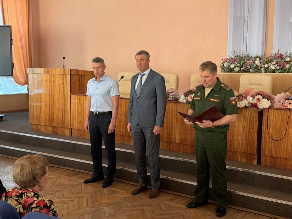 Сегодня, 22 мая 2026 года, глава города Клинцы О.П. Шкуратов, глава Клинцовской городской администрации С.Ю. Евтеев и военный комиссар города Клинцы, Клинцовского, Гордеевского и Красногорского районов А.Е. Зубиков вручили... Сегодня, 22 мая 2026 года, глава города Клинцы О.П. Шкуратов, глава Клинцовской городской администрации С.Ю. Евтеев и военный комиссар города Клинцы, Клинцовского, Гордеевского и Красногорского районов А.Е. Зубиков вручили...