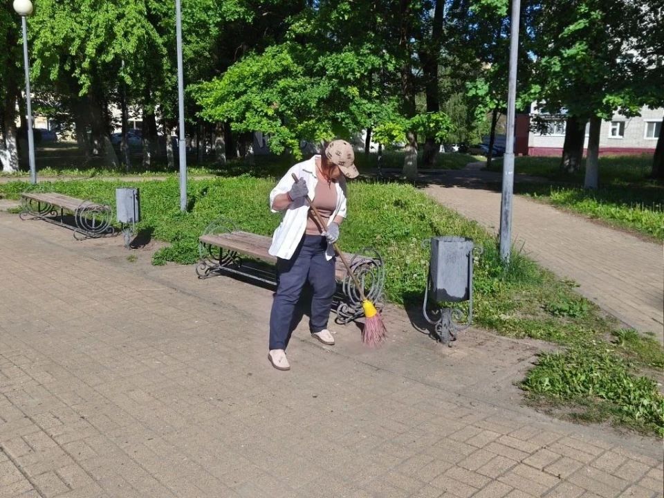 Сегодня сотрудники регионального департамента внутренней политики в рамках санитарной пятницы навели порядок в сквере И.К. Гайдукова в Брянске Сегодня сотрудники регионального департамента внутренней политики в рамках санитарной пятницы навели порядок в сквере И.К. Гайдукова в Брянске