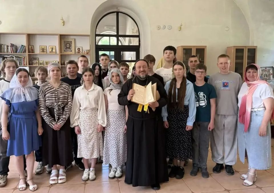 В преддверии Дня славянской письменности и культуры, а также в светлый праздник Вознесения Господня, ученики 8А класса Лопушской школы совместно с заместителем директора по воспитательной работе Лисуковой Е.К., советником... В преддверии Дня славянской письменности и культуры, а также в светлый праздник Вознесения Господня, ученики 8А класса Лопушской школы совместно с заместителем директора по воспитательной работе Лисуковой Е.К., советником...