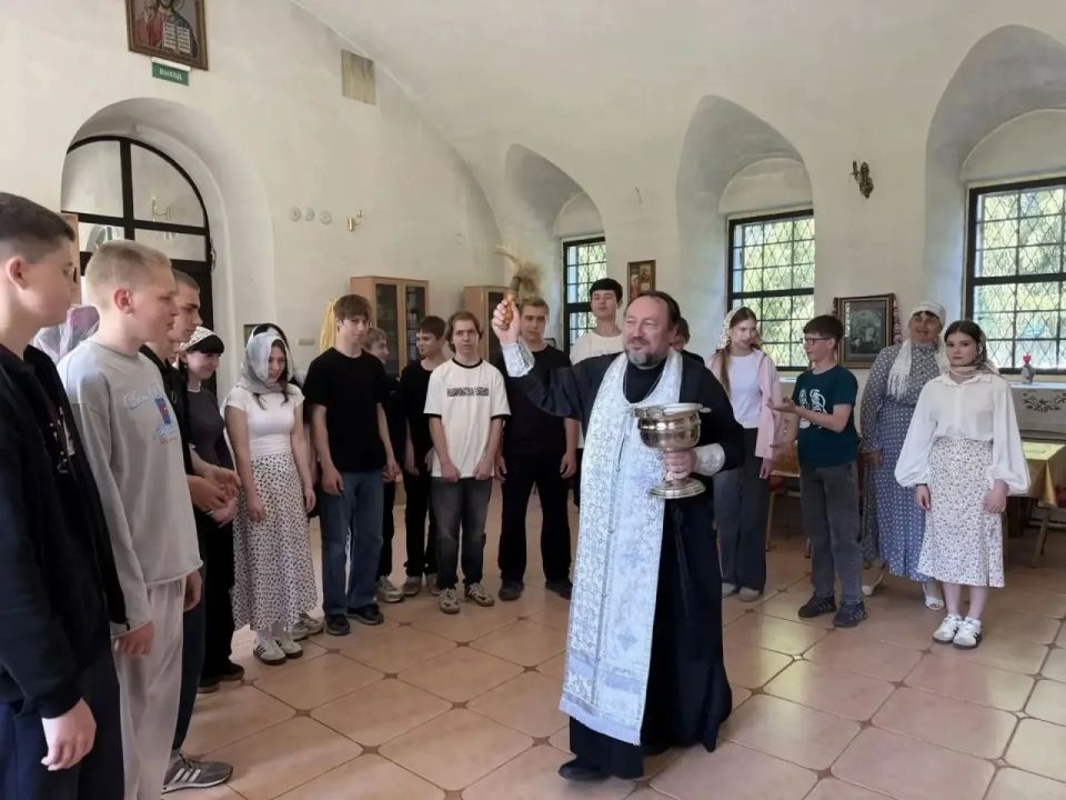 В преддверии Дня славянской письменности и культуры, а также в светлый праздник Вознесения Господня, ученики 8А класса Лопушской школы совместно с заместителем директора по воспитательной работе Лисуковой Е.К., советником... В преддверии Дня славянской письменности и культуры, а также в светлый праздник Вознесения Господня, ученики 8А класса Лопушской школы совместно с заместителем директора по воспитательной работе Лисуковой Е.К., советником...