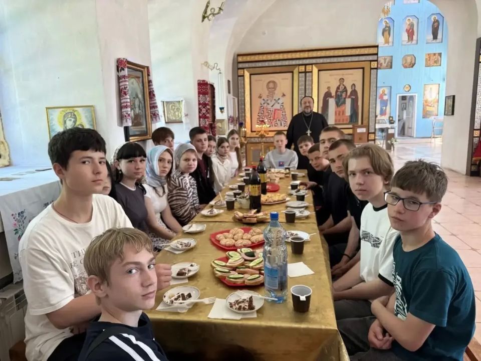 В преддверии Дня славянской письменности и культуры, а также в светлый праздник Вознесения Господня, ученики 8А класса Лопушской школы совместно с заместителем директора по воспитательной работе Лисуковой Е.К., советником... В преддверии Дня славянской письменности и культуры, а также в светлый праздник Вознесения Господня, ученики 8А класса Лопушской школы совместно с заместителем директора по воспитательной работе Лисуковой Е.К., советником...