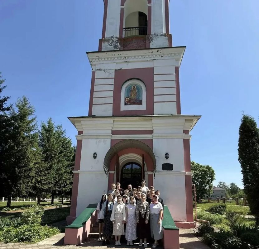 В преддверии Дня славянской письменности и культуры, а также в светлый праздник Вознесения Господня, ученики 8А класса Лопушской школы совместно с заместителем директора по воспитательной работе Лисуковой Е.К., советником... В преддверии Дня славянской письменности и культуры, а также в светлый праздник Вознесения Господня, ученики 8А класса Лопушской школы совместно с заместителем директора по воспитательной работе Лисуковой Е.К., советником...