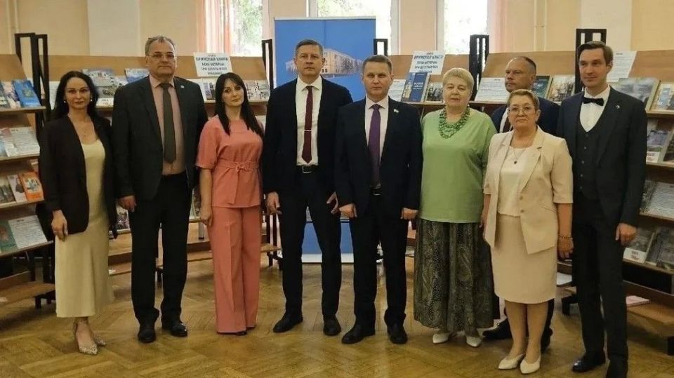 В преддверии Дня библиотек врио губернатора Егор Ковальчук побывал в Брянской областной научной универсальной библиотеке имени Ф.И. Тютчева. В фондах учреждения хранится 2,5 миллиона книг