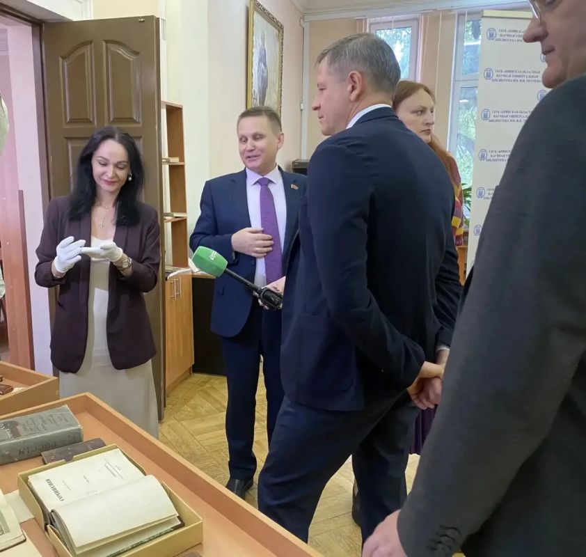 Сегодня Врио Губернатора Брянской области Егор Викторович Ковальчук посетил Брянскую областную научную библиотеку им. Ф. И. Тютчева Сегодня Врио Губернатора Брянской области Егор Викторович Ковальчук посетил Брянскую областную научную библиотеку им. Ф. И. Тютчева