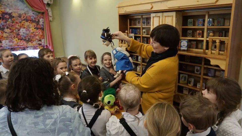 В рамках реализации межведомственного культурно-образовательного проекта «Культура для школьников» учащиеся начальных классов средней общеобразовательной школы № 2 им. Д.Е. Кравцова города Брянска познакомились с персонажами... В рамках реализации межведомственного культурно-образовательного проекта «Культура для школьников» учащиеся начальных классов средней общеобразовательной школы № 2 им. Д.Е. Кравцова города Брянска познакомились с персонажами...