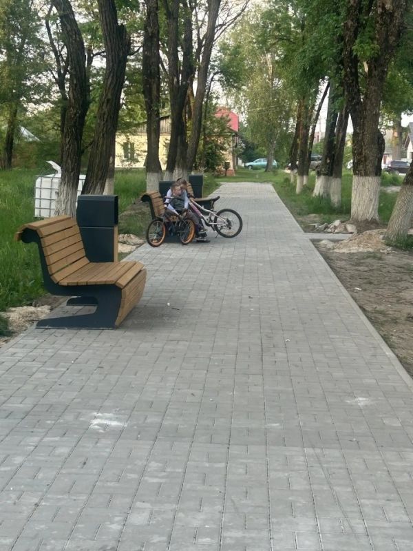В текущем году в рамках регионального проекта Брянской области "Формирование комфортной городской среды" благоустраивается сквер по ул. Демьяна Бедного в районе военного комиссариата в городе Клинцы Брянской области В текущем году в рамках регионального проекта Брянской области "Формирование комфортной городской среды" благоустраивается сквер по ул. Демьяна Бедного в районе военного комиссариата в городе Клинцы Брянской области
