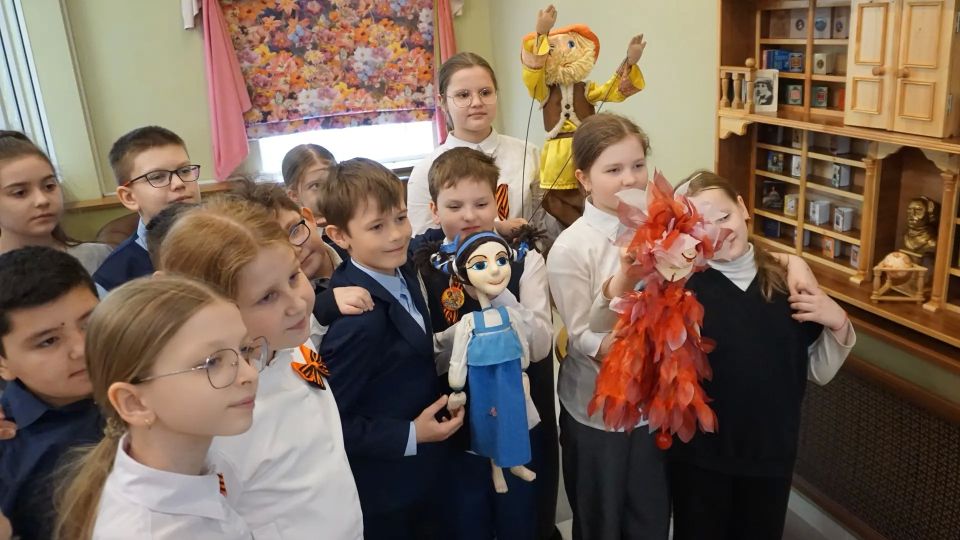 В рамках реализации межведомственного культурно-образовательного проекта «Культура для школьников» учащиеся начальных классов средней общеобразовательной школы № 2 им. Д.Е. Кравцова города Брянска познакомились с персонажами...