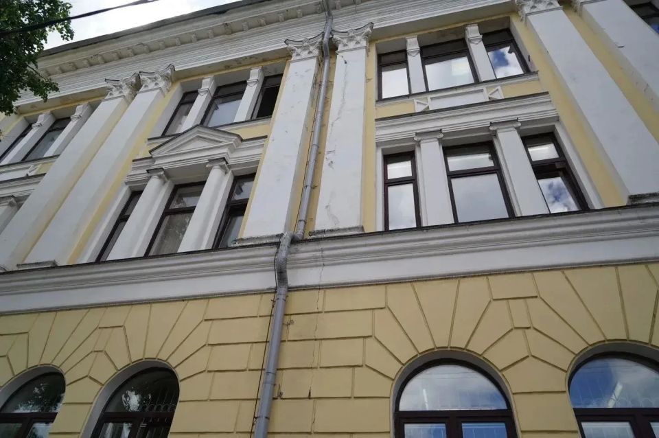 В преддверии Дня библиотек врио губернатора Егор Ковальчук побывал в Брянской областной научной универсальной библиотеке имени Ф.И. Тютчева. В фондах учреждения хранится 2,5 миллиона книг В преддверии Дня библиотек врио губернатора Егор Ковальчук побывал в Брянской областной научной универсальной библиотеке имени Ф.И. Тютчева. В фондах учреждения хранится 2,5 миллиона книг