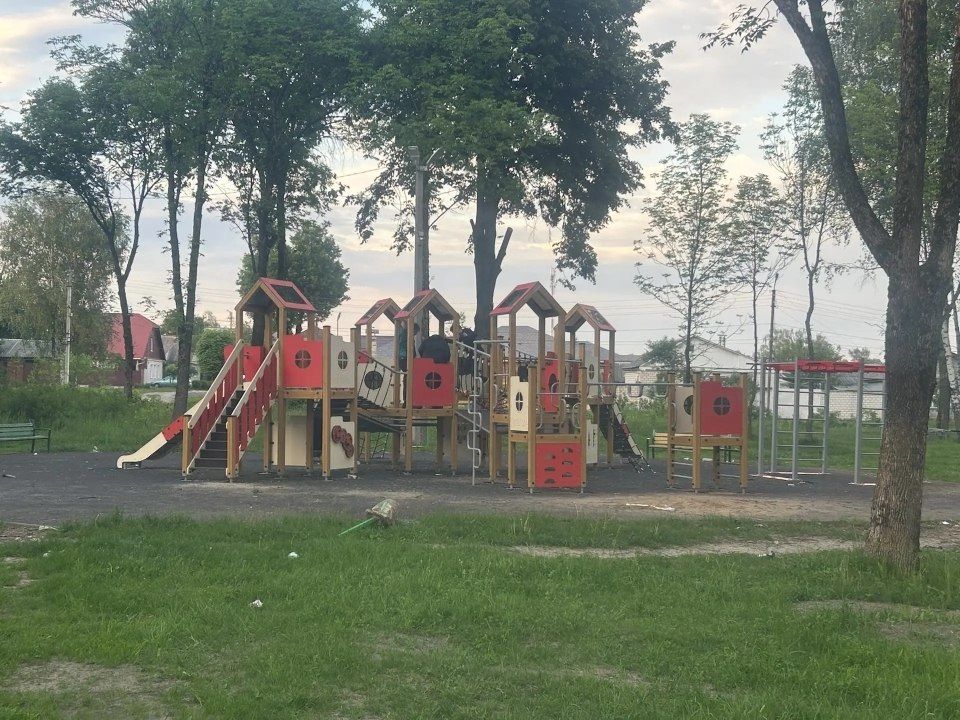 В текущем году в рамках регионального проекта Брянской области "Формирование комфортной городской среды" благоустраивается сквер по ул. Демьяна Бедного в районе военного комиссариата в городе Клинцы Брянской области В текущем году в рамках регионального проекта Брянской области "Формирование комфортной городской среды" благоустраивается сквер по ул. Демьяна Бедного в районе военного комиссариата в городе Клинцы Брянской области