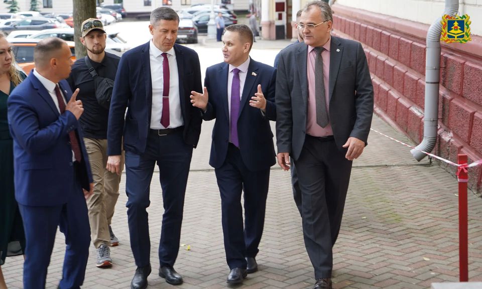25 мая врио Губернатора Брянской области Егор Ковальчук посетил областную научную библиотеку имени Ф. И. Тютчева 25 мая врио Губернатора Брянской области Егор Ковальчук посетил областную научную библиотеку имени Ф. И. Тютчева