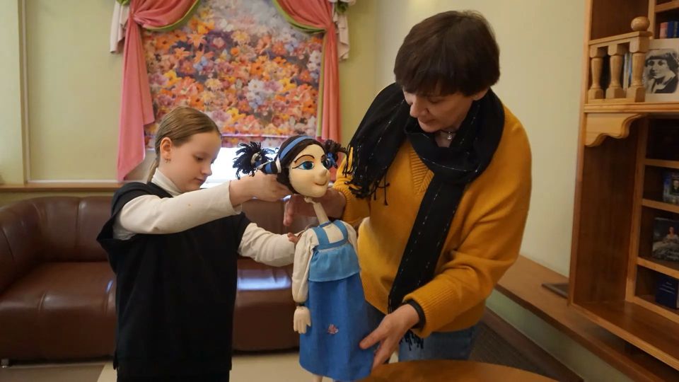 В рамках реализации межведомственного культурно-образовательного проекта «Культура для школьников» учащиеся начальных классов средней общеобразовательной школы № 2 им. Д.Е. Кравцова города Брянска познакомились с персонажами... В рамках реализации межведомственного культурно-образовательного проекта «Культура для школьников» учащиеся начальных классов средней общеобразовательной школы № 2 им. Д.Е. Кравцова города Брянска познакомились с персонажами...
