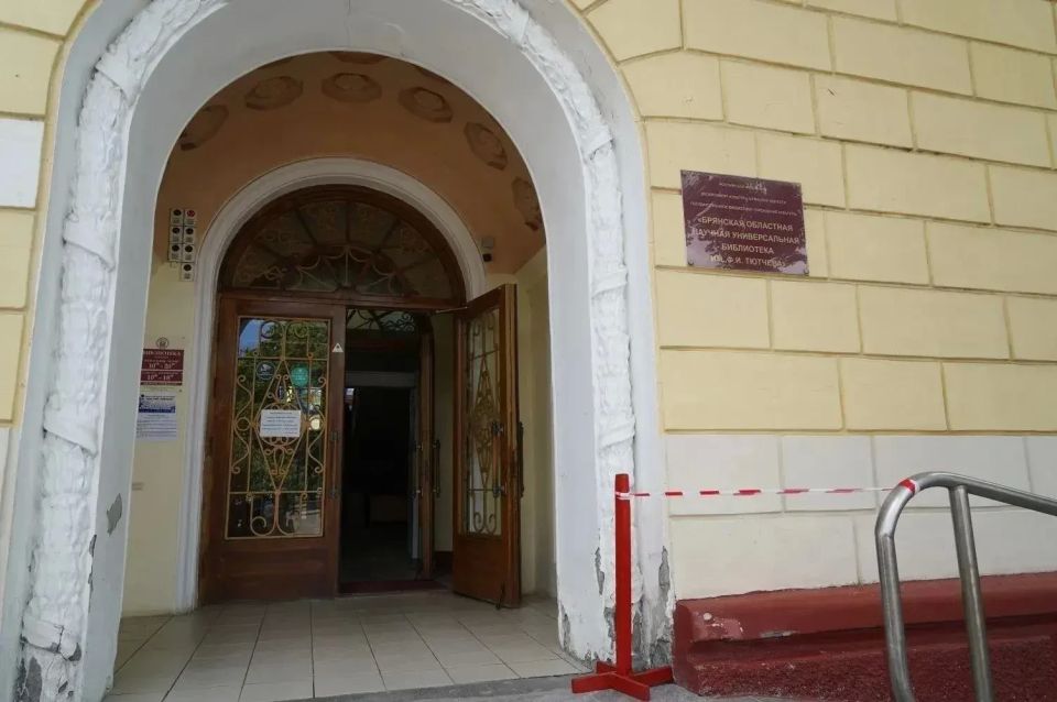 В преддверии Дня библиотек врио губернатора Егор Ковальчук побывал в Брянской областной научной универсальной библиотеке имени Ф.И. Тютчева. В фондах учреждения хранится 2,5 миллиона книг В преддверии Дня библиотек врио губернатора Егор Ковальчук побывал в Брянской областной научной универсальной библиотеке имени Ф.И. Тютчева. В фондах учреждения хранится 2,5 миллиона книг