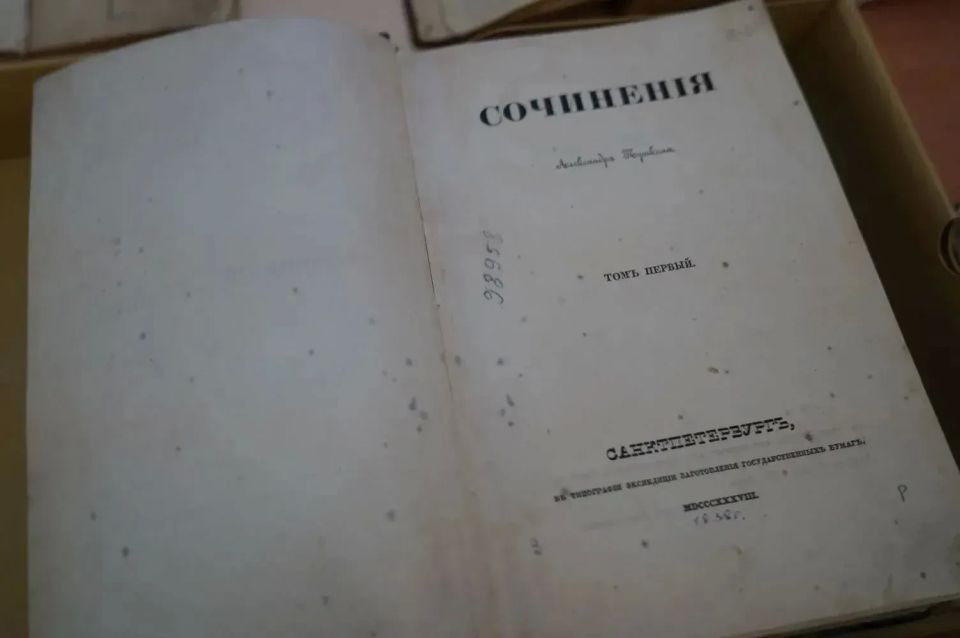 В преддверии Дня библиотек врио губернатора Егор Ковальчук побывал в Брянской областной научной универсальной библиотеке имени Ф.И. Тютчева. В фондах учреждения хранится 2,5 миллиона книг В преддверии Дня библиотек врио губернатора Егор Ковальчук побывал в Брянской областной научной универсальной библиотеке имени Ф.И. Тютчева. В фондах учреждения хранится 2,5 миллиона книг