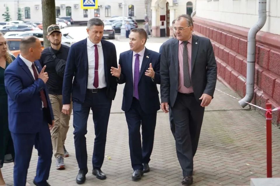 В преддверии Дня библиотек врио губернатора Егор Ковальчук побывал в Брянской областной научной универсальной библиотеке имени Ф.И. Тютчева. В фондах учреждения хранится 2,5 миллиона книг В преддверии Дня библиотек врио губернатора Егор Ковальчук побывал в Брянской областной научной универсальной библиотеке имени Ф.И. Тютчева. В фондах учреждения хранится 2,5 миллиона книг