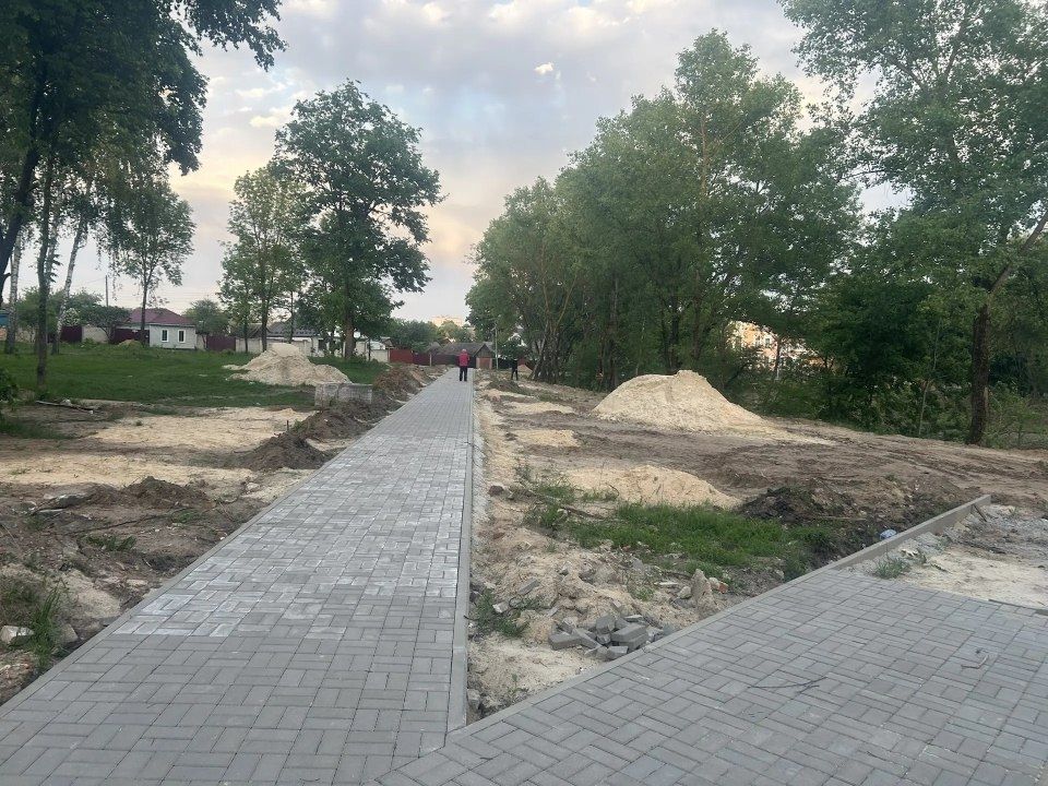 В текущем году в рамках регионального проекта Брянской области "Формирование комфортной городской среды" благоустраивается сквер по ул. Демьяна Бедного в районе военного комиссариата в городе Клинцы Брянской области В текущем году в рамках регионального проекта Брянской области "Формирование комфортной городской среды" благоустраивается сквер по ул. Демьяна Бедного в районе военного комиссариата в городе Клинцы Брянской области