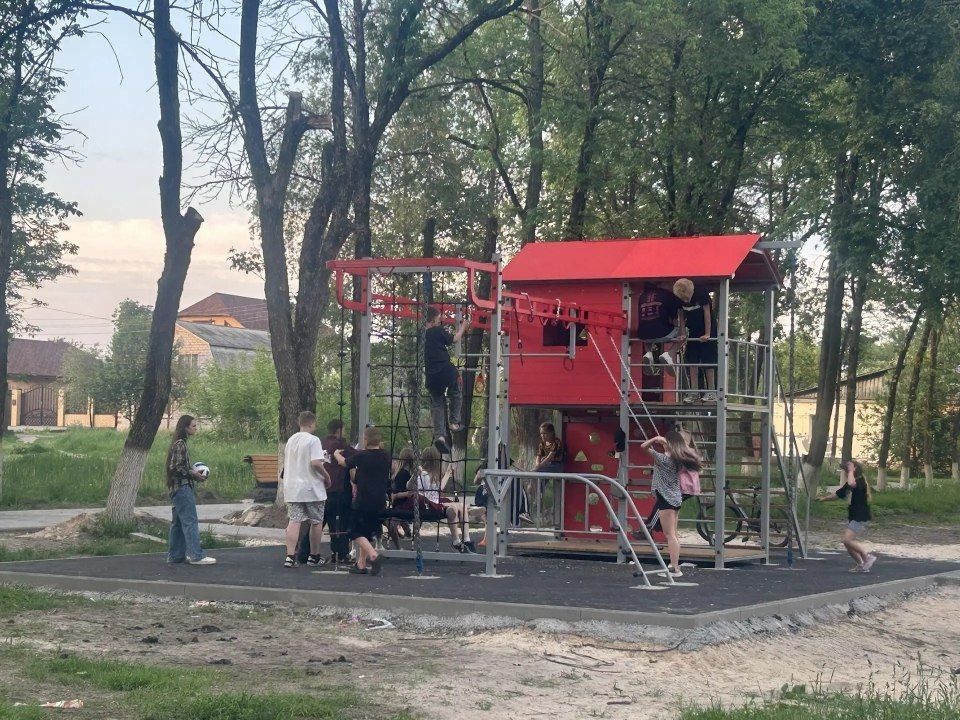 В текущем году в рамках регионального проекта Брянской области "Формирование комфортной городской среды" благоустраивается сквер по ул. Демьяна Бедного в районе военного комиссариата в городе Клинцы Брянской области В текущем году в рамках регионального проекта Брянской области "Формирование комфортной городской среды" благоустраивается сквер по ул. Демьяна Бедного в районе военного комиссариата в городе Клинцы Брянской области