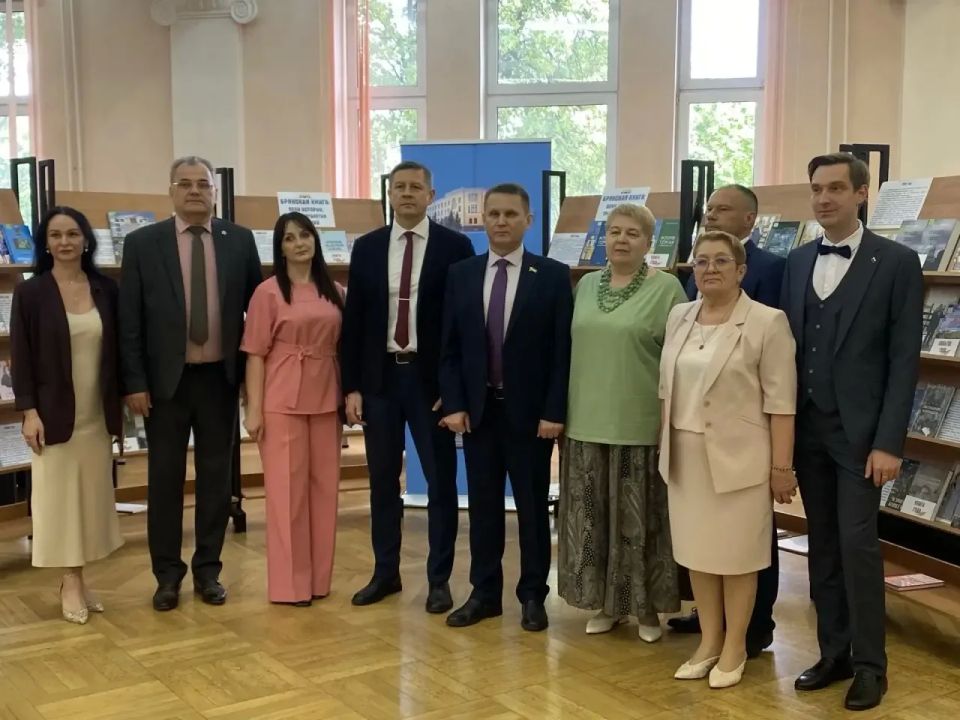 Сегодня Врио Губернатора Брянской области Егор Викторович Ковальчук посетил Брянскую областную научную библиотеку им. Ф. И. Тютчева Сегодня Врио Губернатора Брянской области Егор Викторович Ковальчук посетил Брянскую областную научную библиотеку им. Ф. И. Тютчева