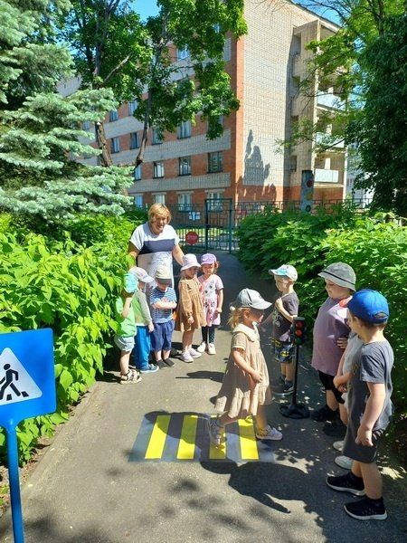 «Неделя ПДД» в МБДОУ – детский сад комбинированного вида №11 «Земляничка» прошла активно и с пользой, ведь знание правил дорожного движения — это залог безопасности наших детей «Неделя ПДД» в МБДОУ – детский сад комбинированного вида №11 «Земляничка» прошла активно и с пользой, ведь знание правил дорожного движения — это залог безопасности наших детей