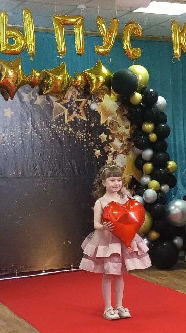 Выпускной бал в детском саду — это самый трогательный, самый незабываемый праздник, это символ окончания прекрасной беззаботной поры Выпускной бал в детском саду — это самый трогательный, самый незабываемый праздник, это символ окончания прекрасной беззаботной поры