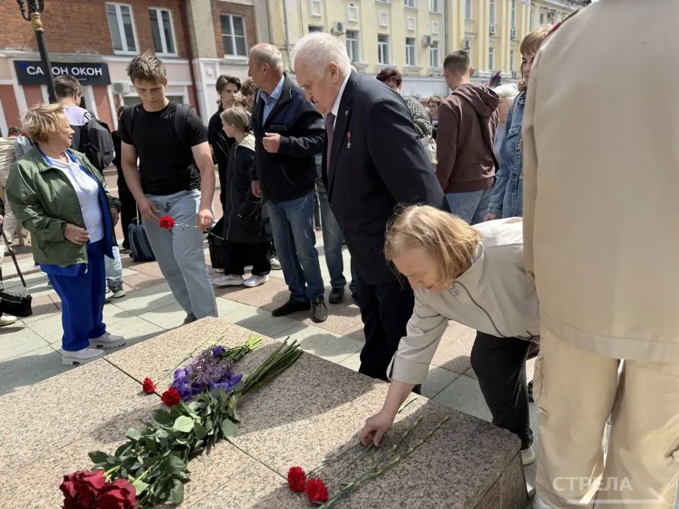 У памятника первому космонавту Юрию Гагарину в центре Советского района Брянска сегодня, 26 мая, состоялось торжественное мероприятие У памятника первому космонавту Юрию Гагарину в центре Советского района Брянска сегодня, 26 мая, состоялось торжественное мероприятие