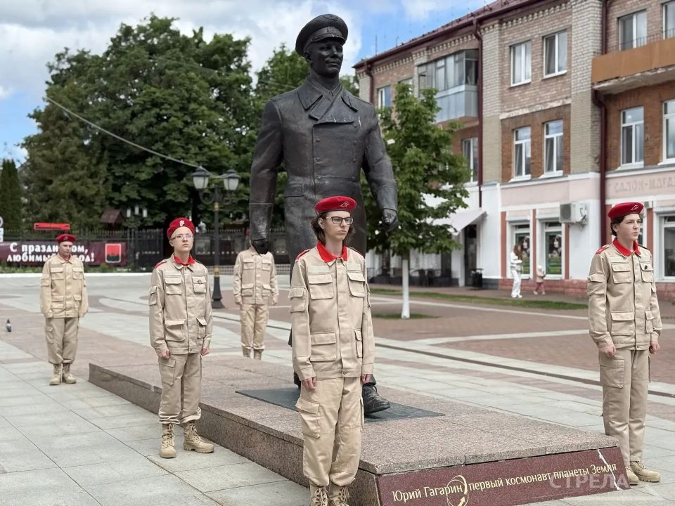 У памятника первому космонавту Юрию Гагарину в центре Советского района Брянска сегодня, 26 мая, состоялось торжественное мероприятие У памятника первому космонавту Юрию Гагарину в центре Советского района Брянска сегодня, 26 мая, состоялось торжественное мероприятие