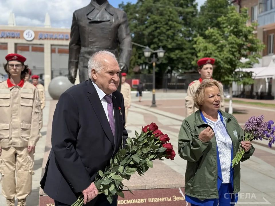 У памятника первому космонавту Юрию Гагарину в центре Советского района Брянска сегодня, 26 мая, состоялось торжественное мероприятие У памятника первому космонавту Юрию Гагарину в центре Советского района Брянска сегодня, 26 мая, состоялось торжественное мероприятие