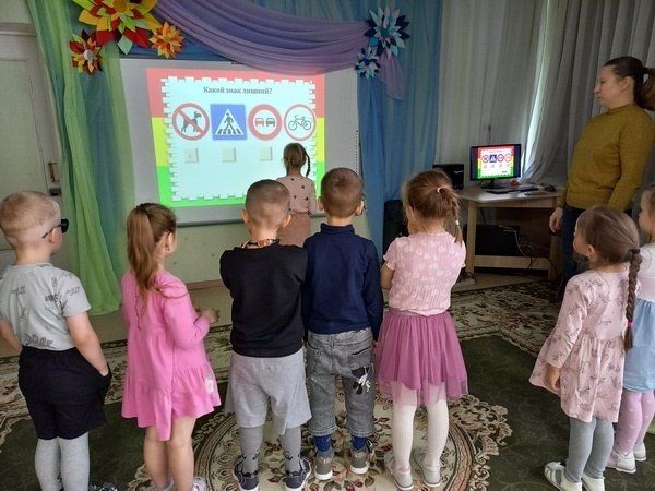 «Неделя ПДД» в МБДОУ – детский сад комбинированного вида №11 «Земляничка» прошла активно и с пользой, ведь знание правил дорожного движения — это залог безопасности наших детей «Неделя ПДД» в МБДОУ – детский сад комбинированного вида №11 «Земляничка» прошла активно и с пользой, ведь знание правил дорожного движения — это залог безопасности наших детей