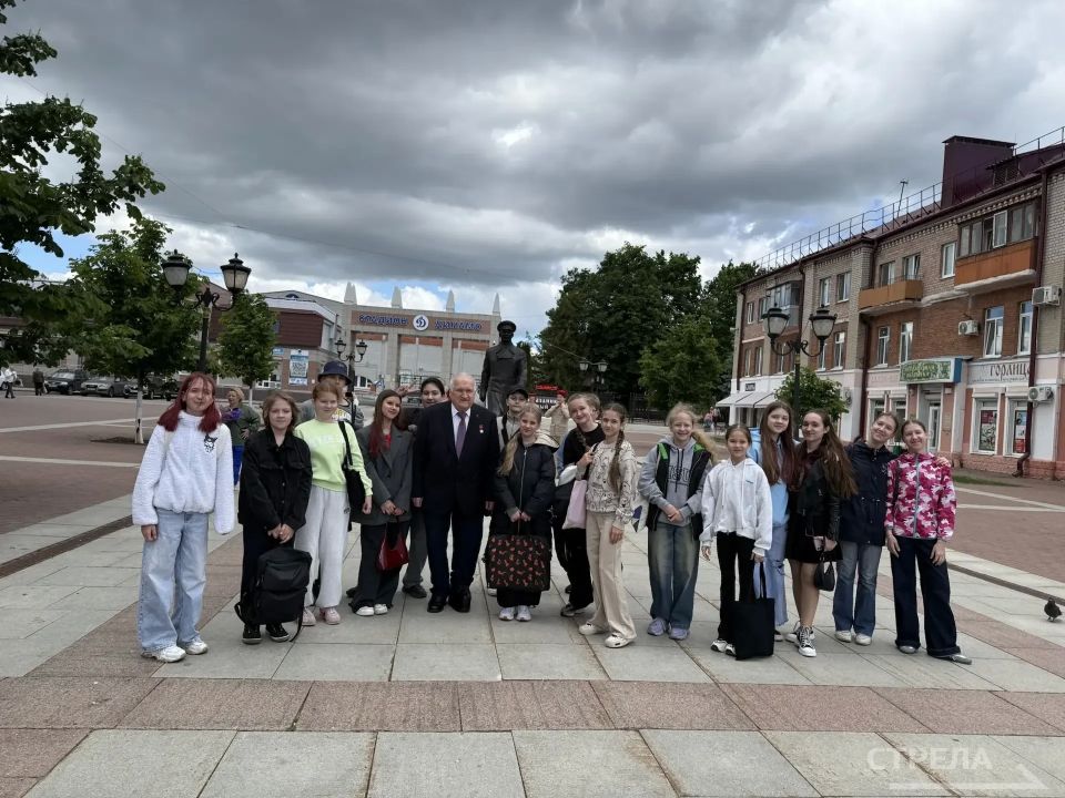 У памятника первому космонавту Юрию Гагарину в центре Советского района Брянска сегодня, 26 мая, состоялось торжественное мероприятие У памятника первому космонавту Юрию Гагарину в центре Советского района Брянска сегодня, 26 мая, состоялось торжественное мероприятие