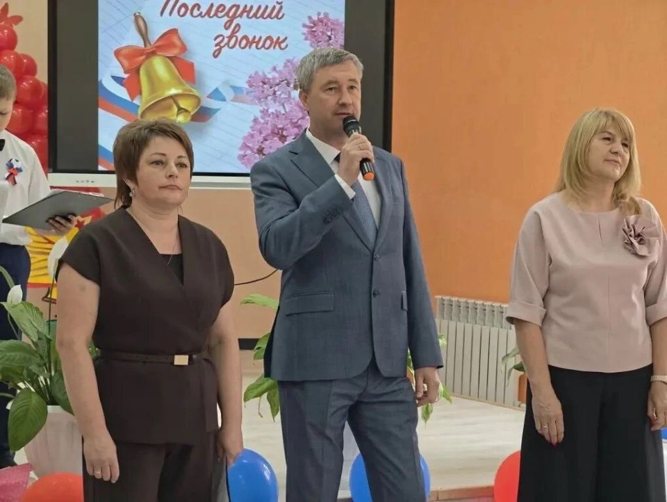 В школах нашего города торжественно прозвучал последний звонок — символ завершения важного этапа в жизни школьников! В школах нашего города торжественно прозвучал последний звонок — символ завершения важного этапа в жизни школьников!