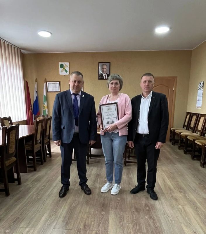 Трём медицинским сёстрам сегодня вручили награды Брянской областной Думы Трём медицинским сёстрам сегодня вручили награды Брянской областной Думы
