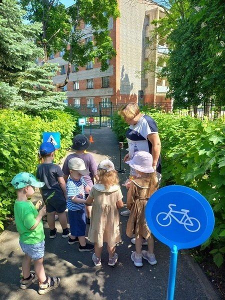 «Неделя ПДД» в МБДОУ – детский сад комбинированного вида №11 «Земляничка» прошла активно и с пользой, ведь знание правил дорожного движения — это залог безопасности наших детей «Неделя ПДД» в МБДОУ – детский сад комбинированного вида №11 «Земляничка» прошла активно и с пользой, ведь знание правил дорожного движения — это залог безопасности наших детей