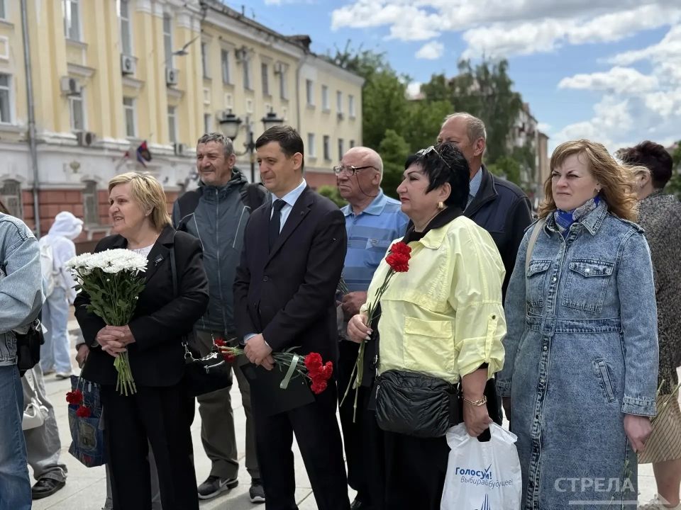 У памятника первому космонавту Юрию Гагарину в центре Советского района Брянска сегодня, 26 мая, состоялось торжественное мероприятие У памятника первому космонавту Юрию Гагарину в центре Советского района Брянска сегодня, 26 мая, состоялось торжественное мероприятие