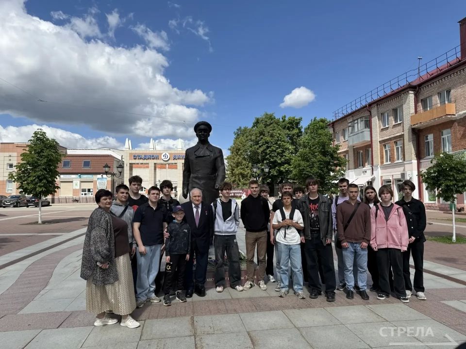 У памятника первому космонавту Юрию Гагарину в центре Советского района Брянска сегодня, 26 мая, состоялось торжественное мероприятие У памятника первому космонавту Юрию Гагарину в центре Советского района Брянска сегодня, 26 мая, состоялось торжественное мероприятие