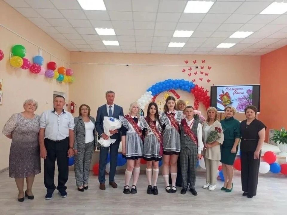 В школах нашего города торжественно прозвучал последний звонок — символ завершения важного этапа в жизни школьников! В школах нашего города торжественно прозвучал последний звонок — символ завершения важного этапа в жизни школьников!
