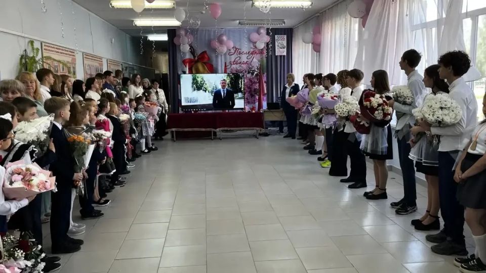 Последний звонок 2026. Сегодня, 26 мая 2026 года, в школах Брянского района прозвучали последние звонки, ознаменовав прощание с детством для наших дорогих выпускников 2026 года! Это трогательное и волнительное событие... Последний звонок 2026. Сегодня, 26 мая 2026 года, в школах Брянского района прозвучали последние звонки, ознаменовав прощание с детством для наших дорогих выпускников 2026 года! Это трогательное и волнительное событие...