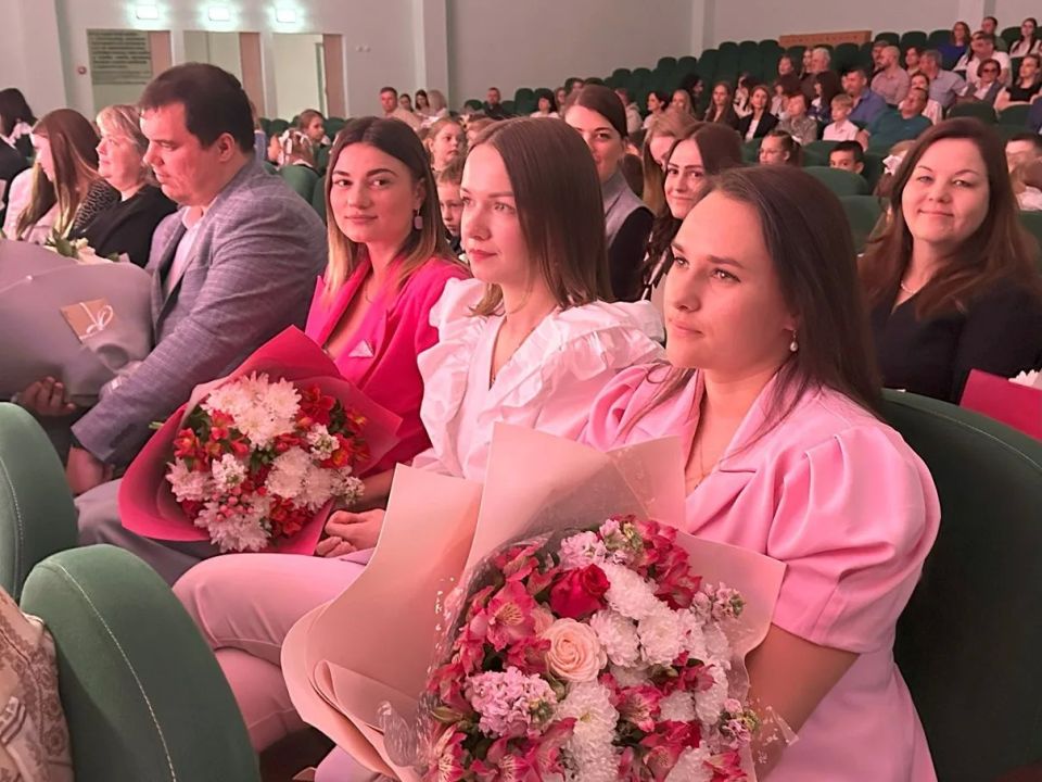 В школах Брянщины прозвучал последний звонок В школах Брянщины прозвучал последний звонок