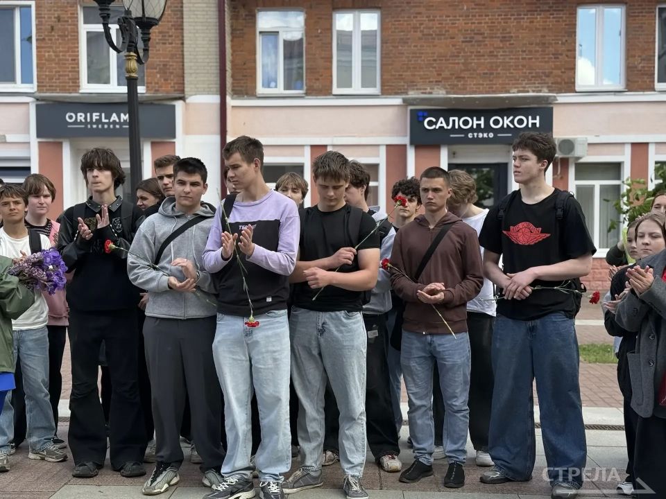 У памятника первому космонавту Юрию Гагарину в центре Советского района Брянска сегодня, 26 мая, состоялось торжественное мероприятие У памятника первому космонавту Юрию Гагарину в центре Советского района Брянска сегодня, 26 мая, состоялось торжественное мероприятие