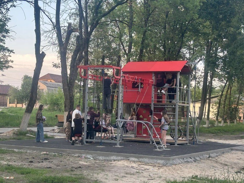 В текущем году в рамках регионального проекта Брянской области "Формирование комфортной городской среды" благоустраивается сквер по ул. Демьяна Бедного в районе военного комиссариата в городе Клинцы Брянской области В текущем году в рамках регионального проекта Брянской области "Формирование комфортной городской среды" благоустраивается сквер по ул. Демьяна Бедного в районе военного комиссариата в городе Клинцы Брянской области