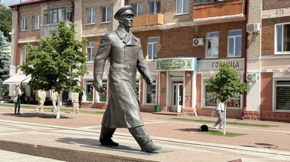 У памятника первому космонавту Юрию Гагарину в центре Советского района Брянска сегодня, 26 мая, состоялось торжественное мероприятие У памятника первому космонавту Юрию Гагарину в центре Советского района Брянска сегодня, 26 мая, состоялось торжественное мероприятие