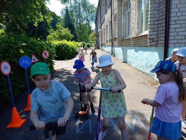 «Неделя ПДД» в МБДОУ – детский сад комбинированного вида №11 «Земляничка» прошла активно и с пользой, ведь знание правил дорожного движения — это залог безопасности наших детей «Неделя ПДД» в МБДОУ – детский сад комбинированного вида №11 «Земляничка» прошла активно и с пользой, ведь знание правил дорожного движения — это залог безопасности наших детей